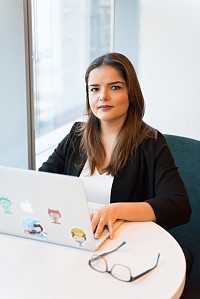 Jeune femme travaillant derrière un pc